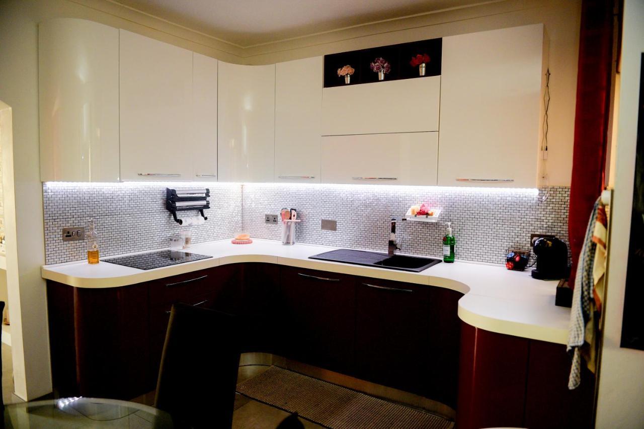 Modern And Homely In Apartament